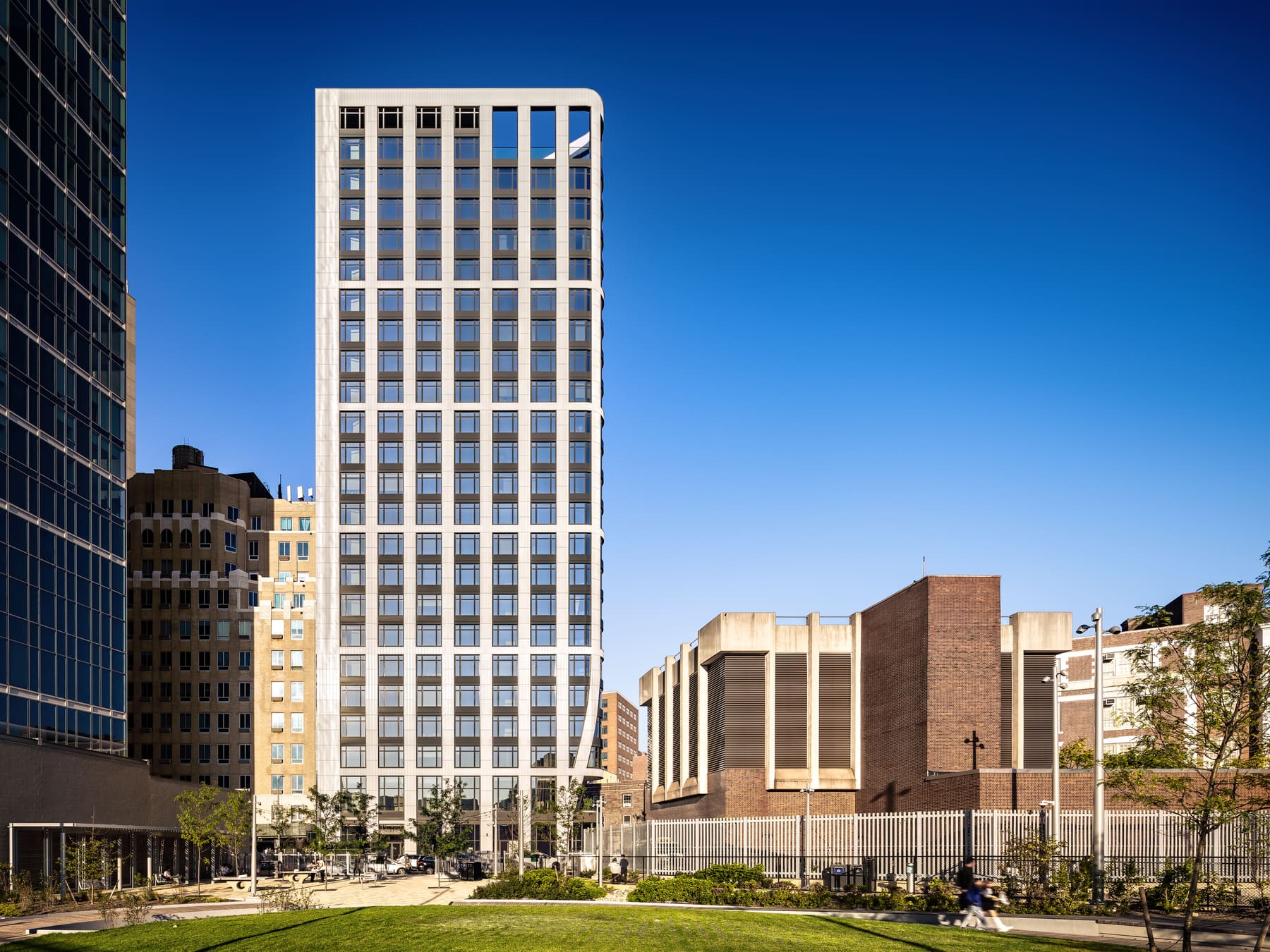 Nova, Exterior 2