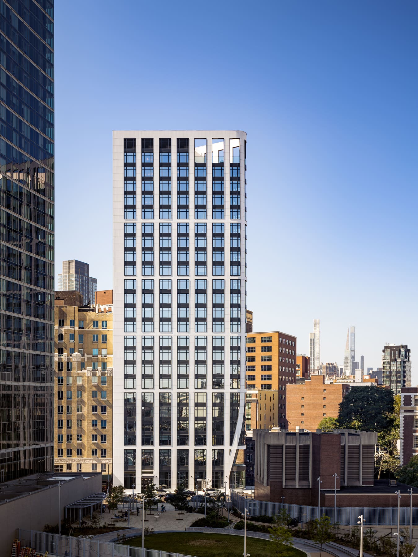 Nova, Exterior 4
