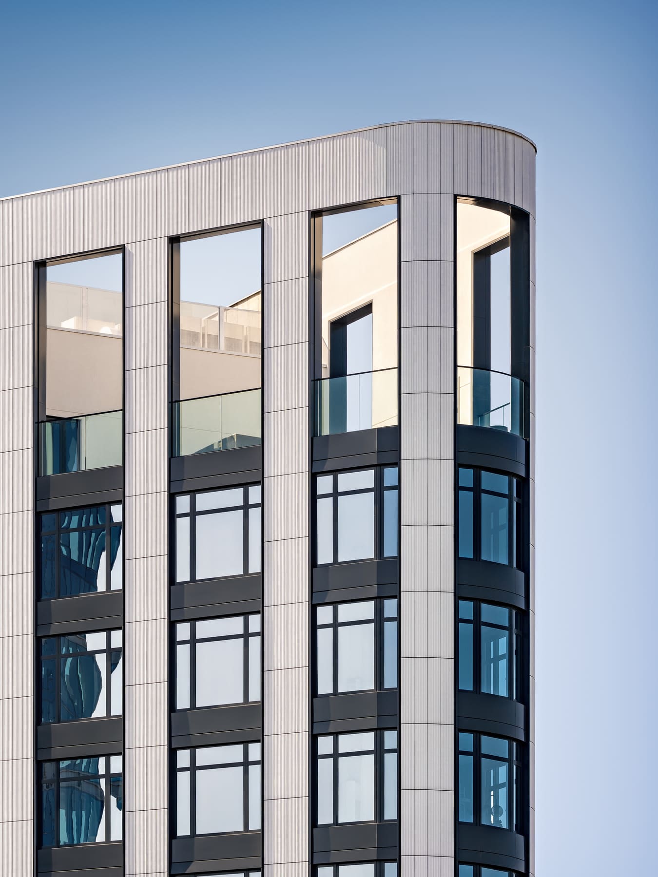 Nova, Exterior 5